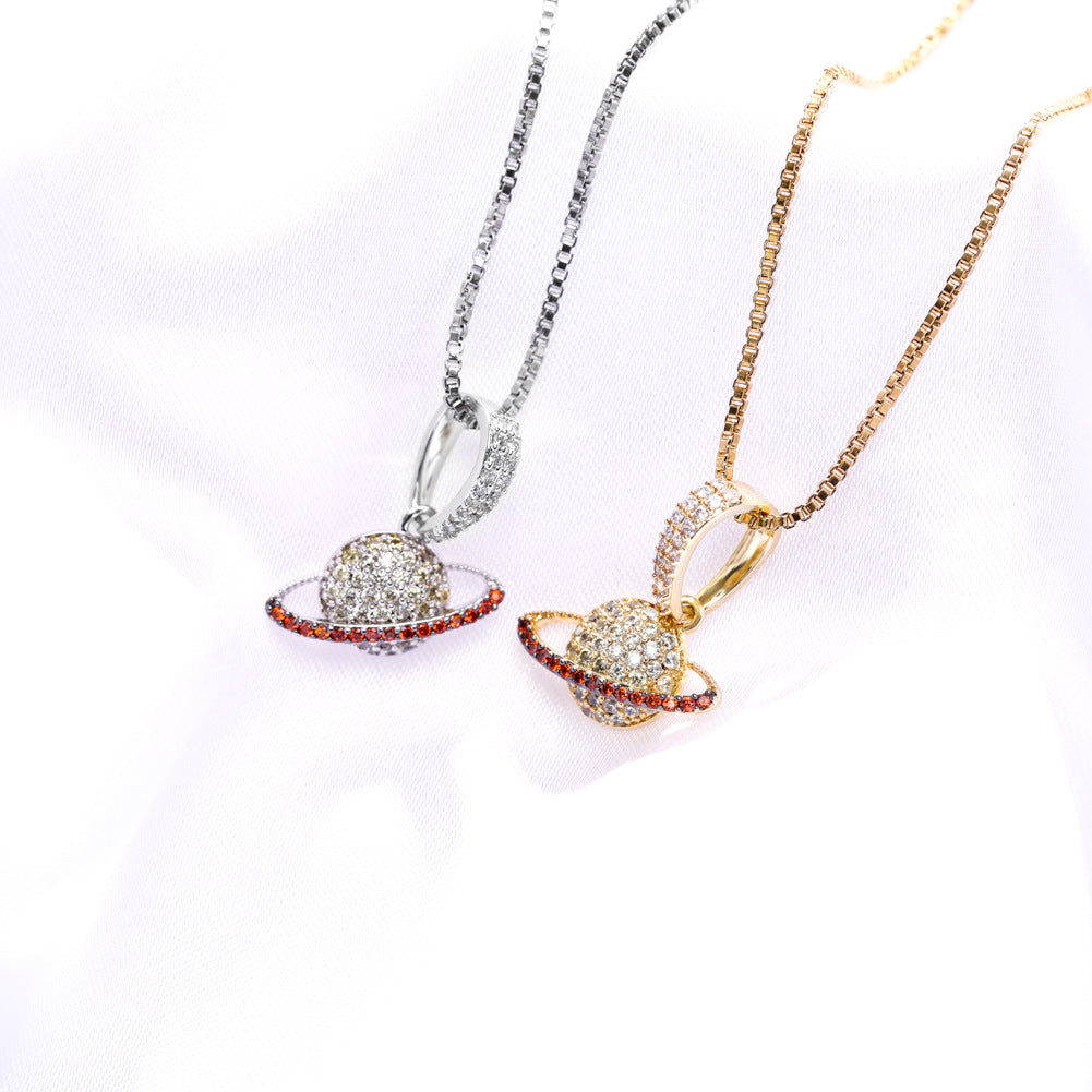 Collar con Colgante de Planeta Hip Hop en Plata S925 con Circonita